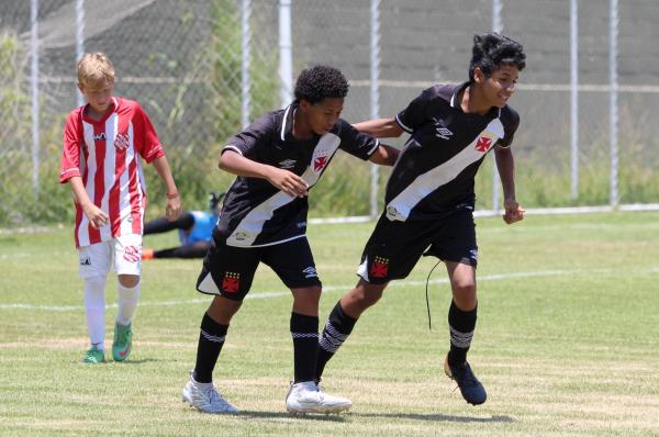 Leandrinho e Pedro Amarante festejam segundo gol