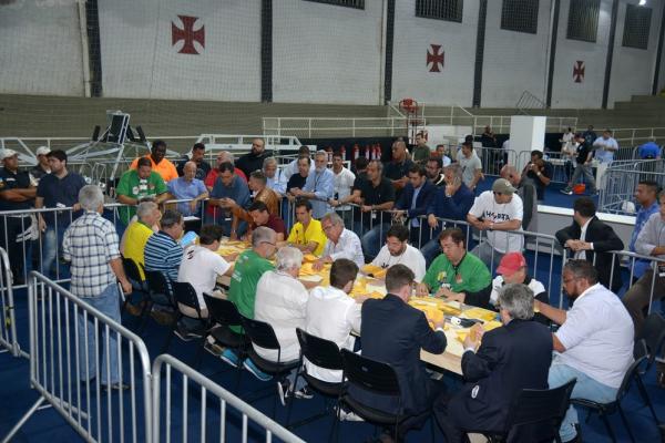 Fiscais apuram votos durante eleição do Vasco