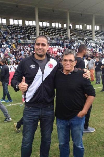 O diretor da base, Álvaro Miranda, filho de Eurico, ao lado do supervisor Nilson Gonçalves, em São Januário