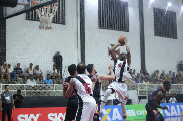 Hayes sobe para mais dois pontos