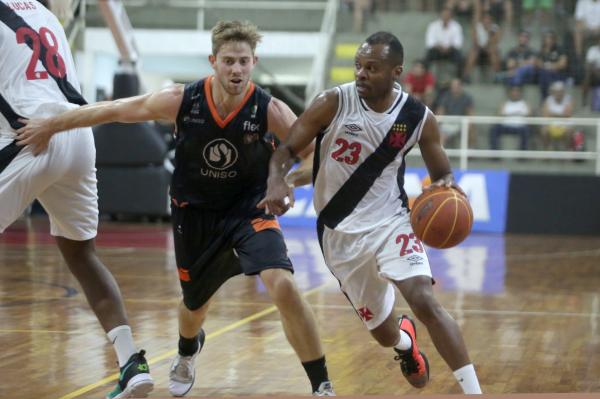 Nezinho disputa bola com o marcador