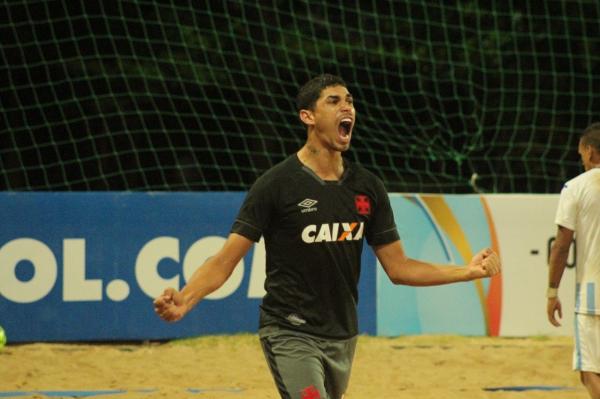 Lucão comemora um dos gols marcados contra o Garden