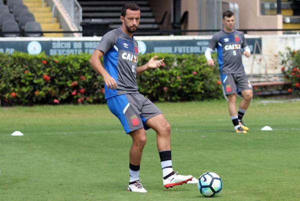 Nenê suando a camisa na atividade da manhã