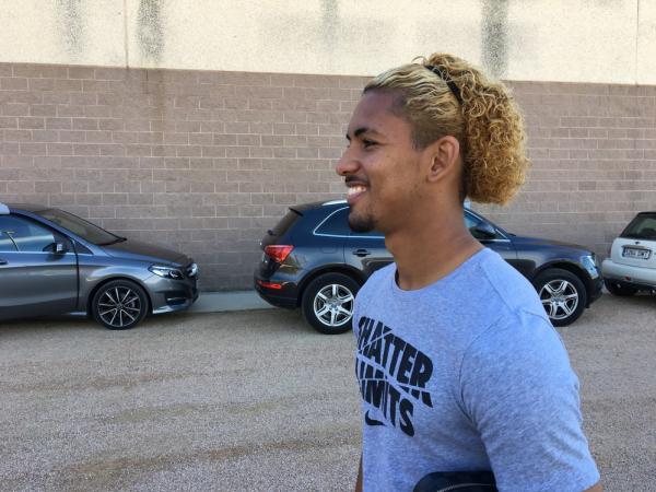 Douglas Luiz mostra o cabelo novo