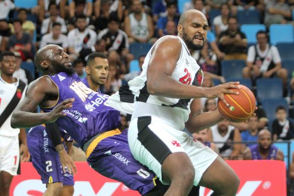 Lucas Mariano briga pela bola contra o Mogi