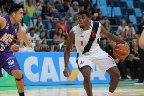 Gui Deodato observa a melhor opção de ataque