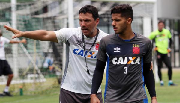 Henrique recebe orientações de Zé Ricardo no treino