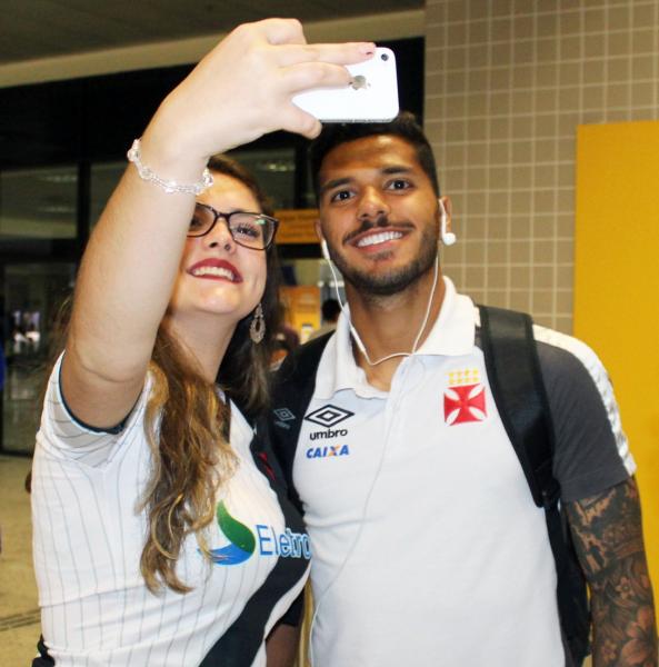 Henrique atende torcedora no desembarque em Curitiba