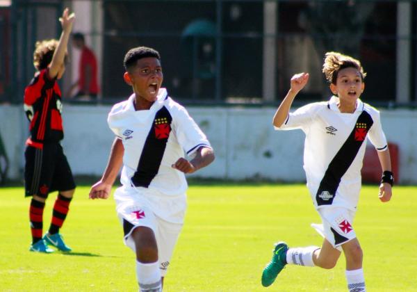Paulo Roberto e Kauã Velon marcaram na vitória do sub-11 sobre o Flamengo dentro da Gávea na fase classificação