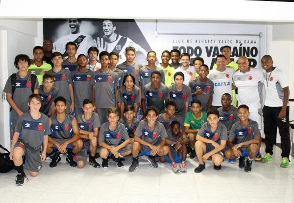 Comissão técnica e atletas do sub-13 posam com Marcus Alexandre