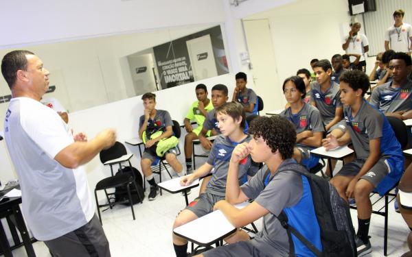 Treinador Marcus Alexandre conversa com a garotada do sub-13