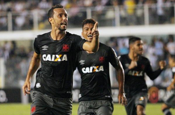 Nenê festeja gol da vitória sobre o Santos na Vila Belmiro