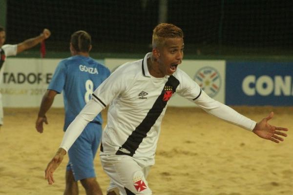 Mauricinho comemora um dos gols da vitória vascaína