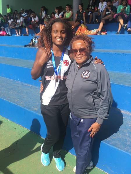 Maria Vitória e a técnica vascaína Solange Chagas