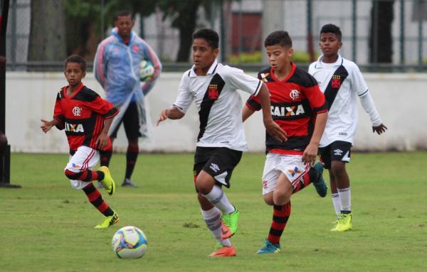 João Vitor puxa jogada de ataque do Vasco na etapa inicial