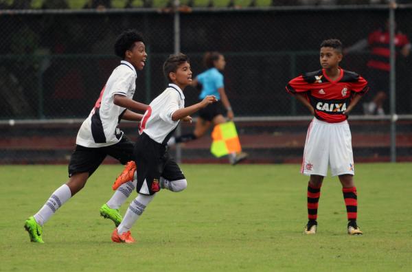Igor e Nícollas comemoram gol de empate no minuto final