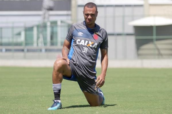 Luis Fabiano faz tratamento para se livrar de dor no joelho direito