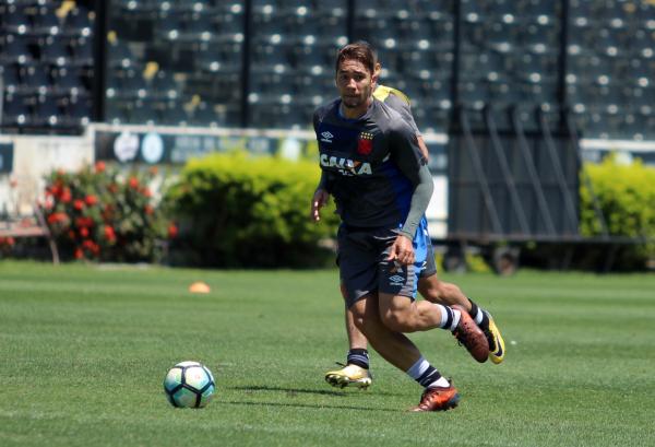 Jean durante treinamento do Vasco em São Januário