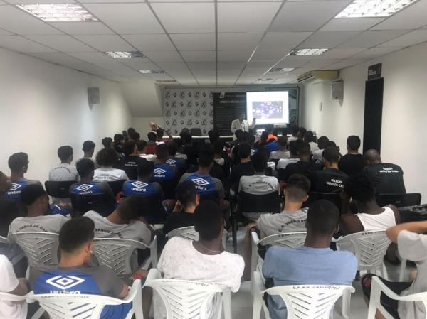 Palestra foi realizada no Salão de Beneméritos Carlos Alberto Martins Cavalheiro