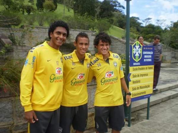 Willen ao lado de Coutinho e Neymar durante a sua passagem pela Seleção sub-17