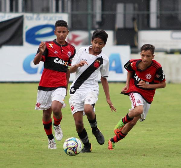 Pedro Amarante, do sub-12, em ação na partida de ida
