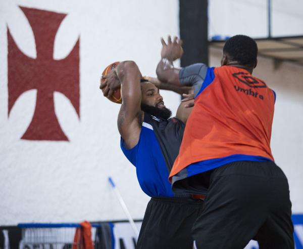 David Jackson sofre marcação de Gui Deodato em treino na Colina