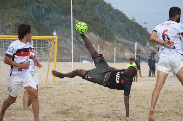 Jordan dá bela bicicleta no confronto contra os catarinenses