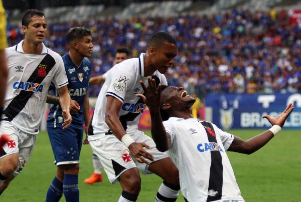 Paulão comemora seu 1º gol com a camisa do Vasco