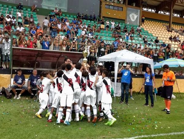 Atletas vascaínos fazem a festa após o apito final e triunfo sobre o Trops/Botafogo