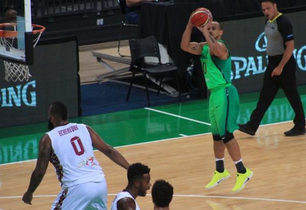 Alex sobe para somar mais dois pontos para o Brasil contra a Venezuela