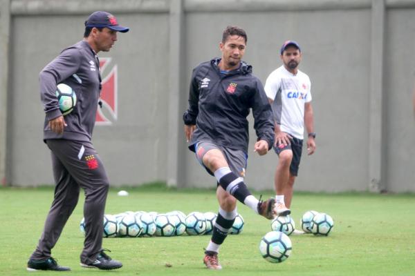 Jean sendo orientado pelo técnico Zé Ricardo no treino desta terça-feira (28/11)