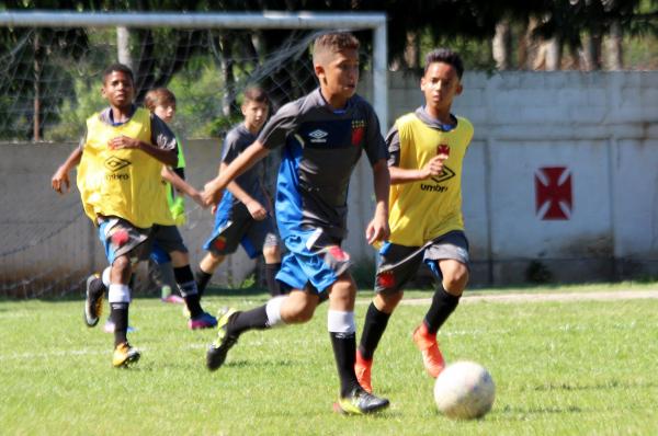 Paulinho supera a marcação de Pedrinho durante treino
