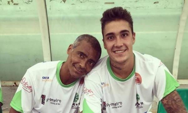 Romário e Romarinho em momento de descanso