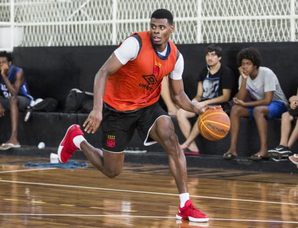 Gui Deodato carrega a bola durante treinamento na Colina