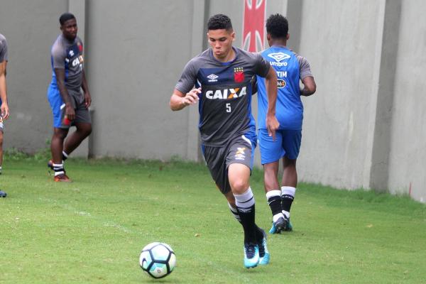  Paulinho conduz a bola durante treino na Colina