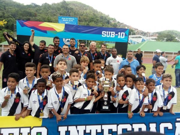 Atletas e membros da comissão técnica posam com a taça do Torneio Integração sub-10