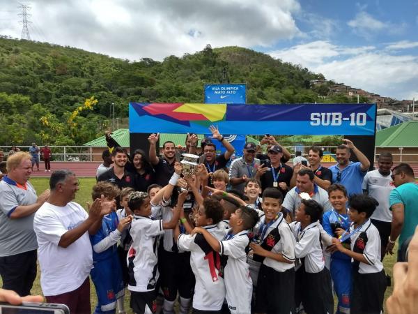 Vascaínos fazem a festa na Vila Olímpica do Mato Alto, em Jacarepaguá