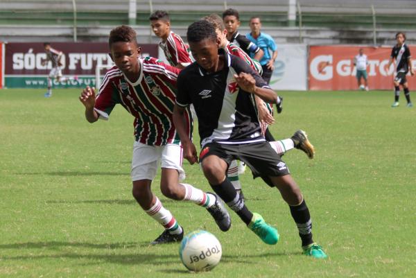 Gabriel Silva é marcado de perto pela retaguarda tricolor