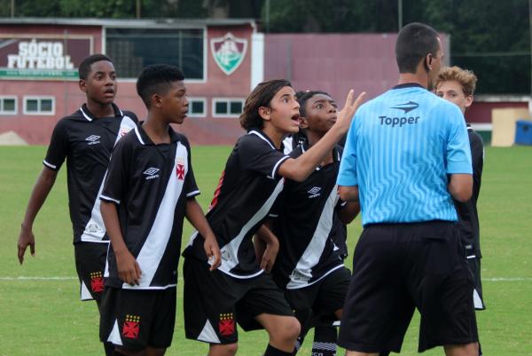 Vascaínos reclamam com a arbitagem nas Laranjeiras