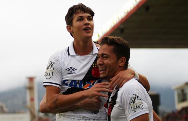 Volante comemora gol da vitória ao lado de Mateus Vital