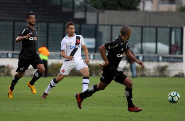 Jean em ação diante da Ponte Preta, no gramado de São Januário