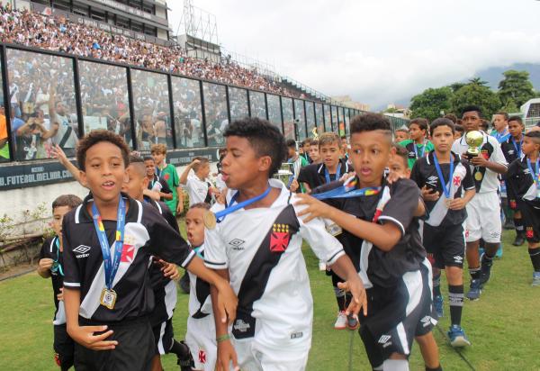 Atletas, direção e comissão posam para foto no gramado