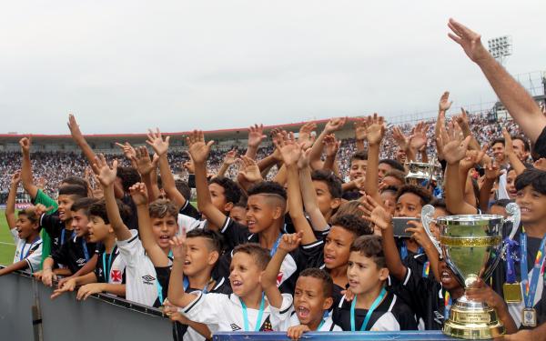 Atacante Rayan carrega troféu de melhor jogador da Copa Dente de Leite