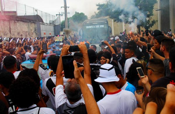 Torcida faz bela festa para receber ônibus na Colina