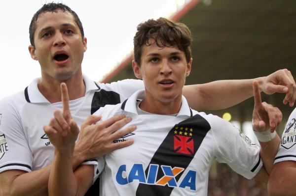 Anderson Martins abraça Mateus Vital, herói da classificação