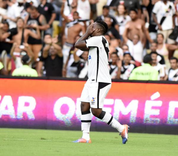 Thalles comemora gol contra o Ceará no jogo decisivo da Série B de 2016