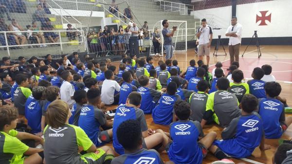 Paulinho com a criançada