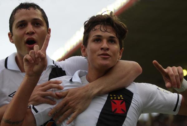 Mateus Vital em comemoração de gol ao lado do companheiro Anderson Martins 