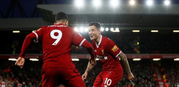 Philippe Coutinho em ação com Firmino no Liverpool; meia é desejado pelo Barça