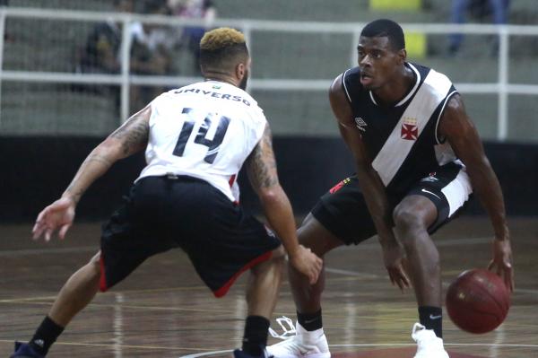 Gui Deodato tenta o drible no duelo contra o Vitória na pré-temporada